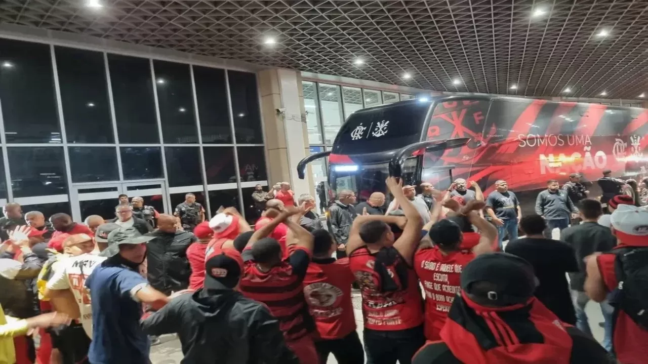 Flamengo encara protesto da torcida após eliminação da Libertadores Lorena Bueri