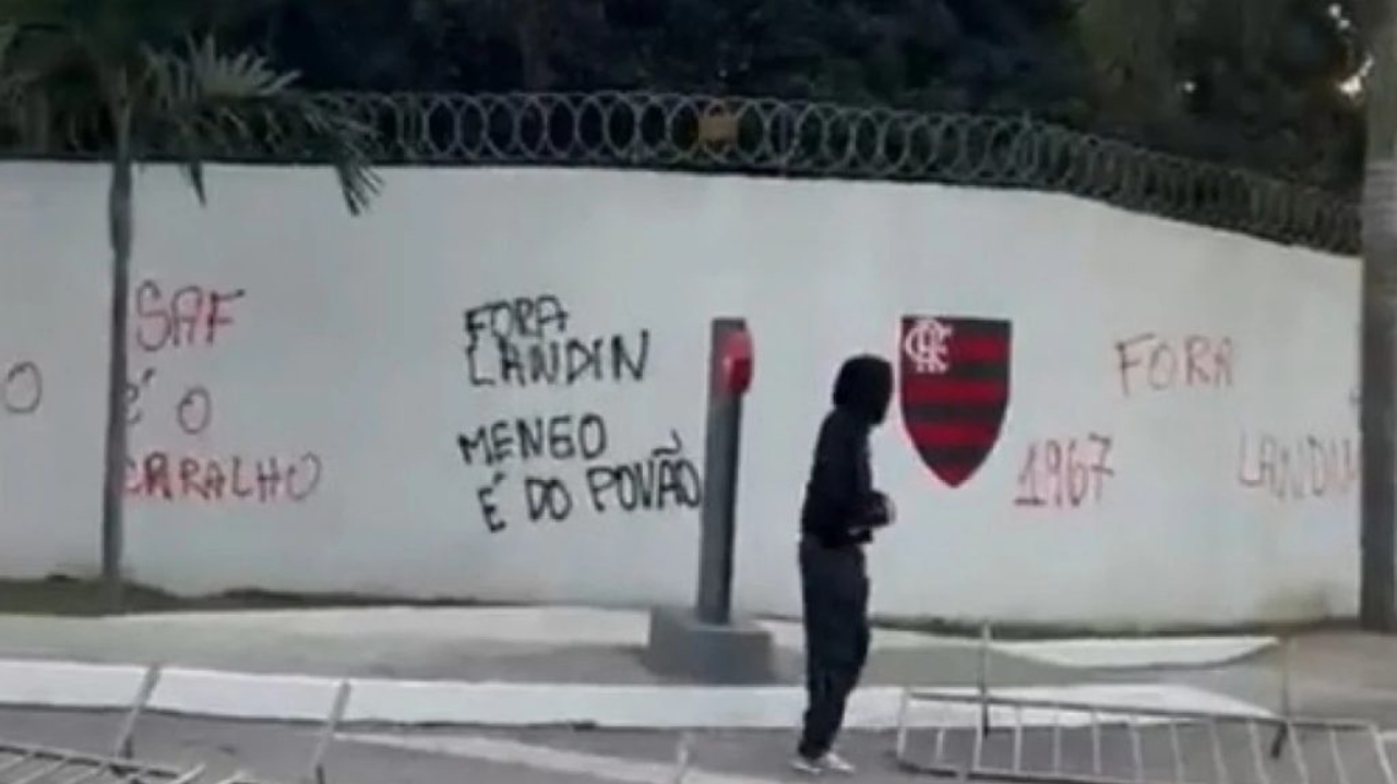 Torcedores do Flamengo picham muro do CT em protesto contra o presidente do clube Lorena Bueri