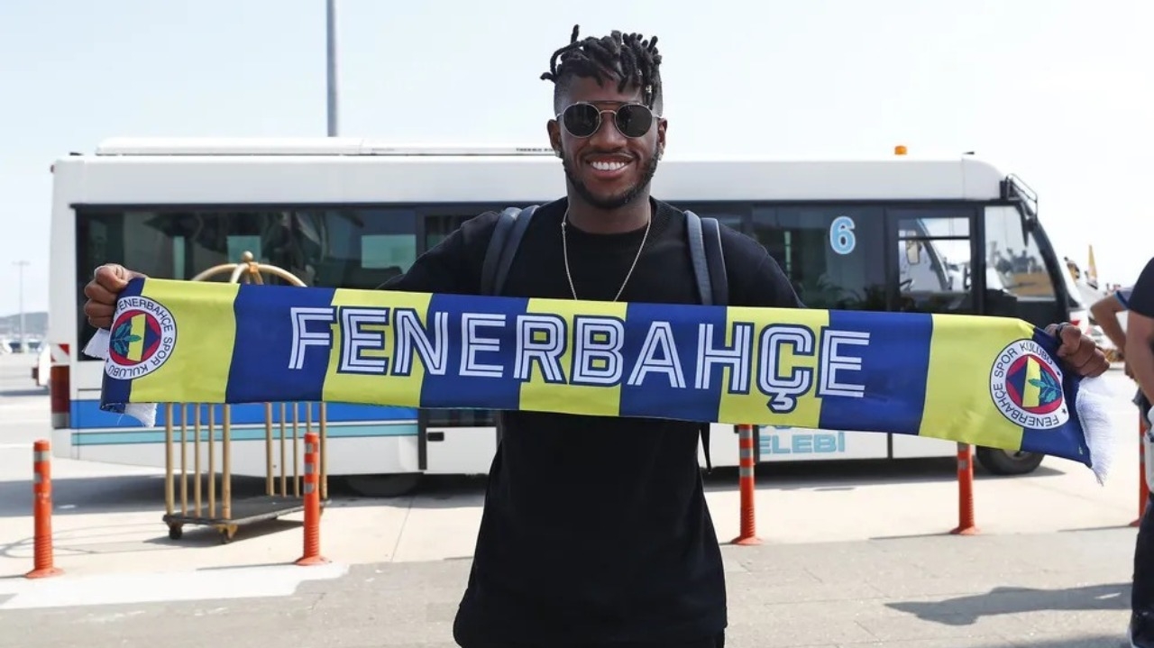Fred é recebido por torcedores do Fenerbahçe em aeroporto de Instanbul Lorena Bueri