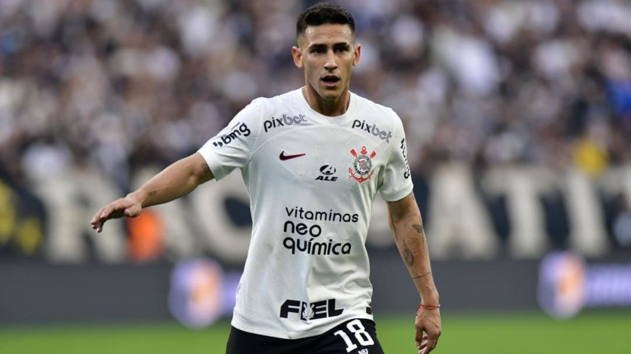 Matías Rojas antes de cobrança de falta no jogo entre Corinthians e  Estudiantes, pela Sul-Americana