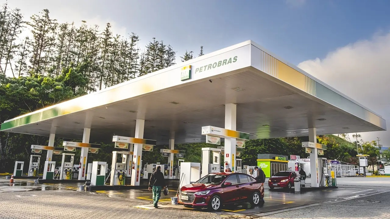 Petrobrás anuncia reajuste no preço da gasolina e diesel Lorena Bueri