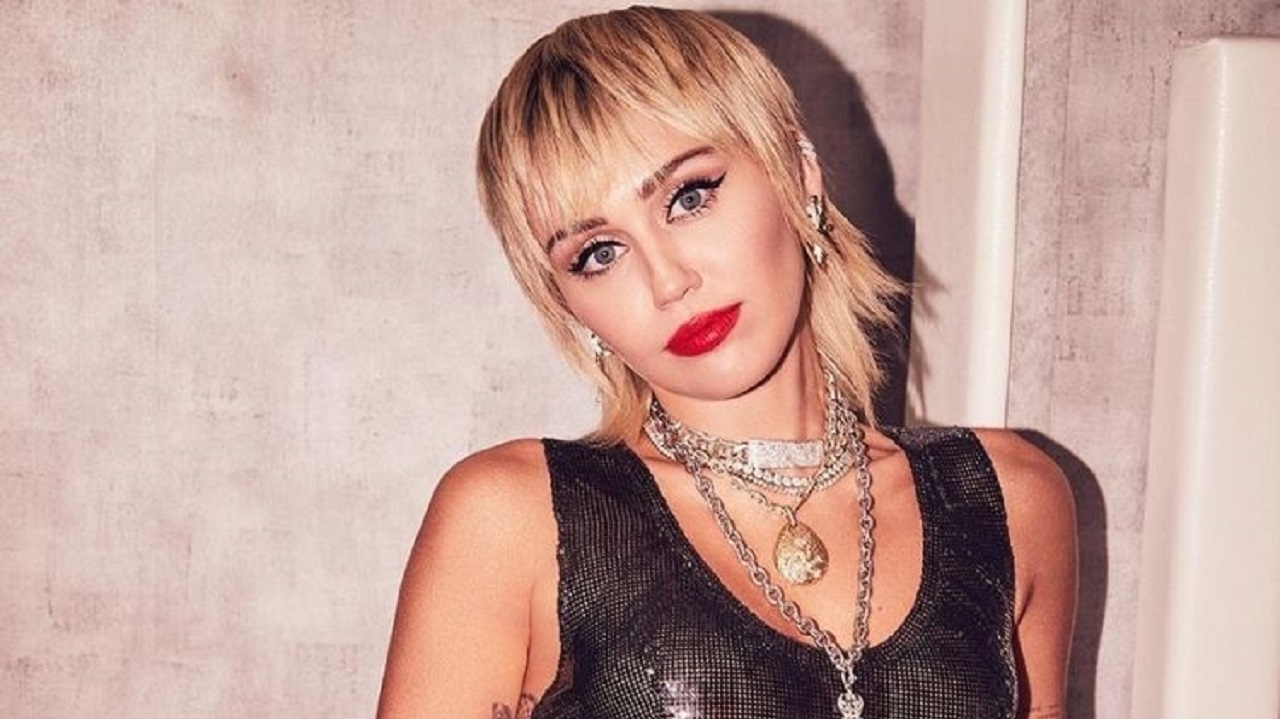 Miley Cyrus anuncia 'Used To Be Young', novo single da cantora Lorena Bueri