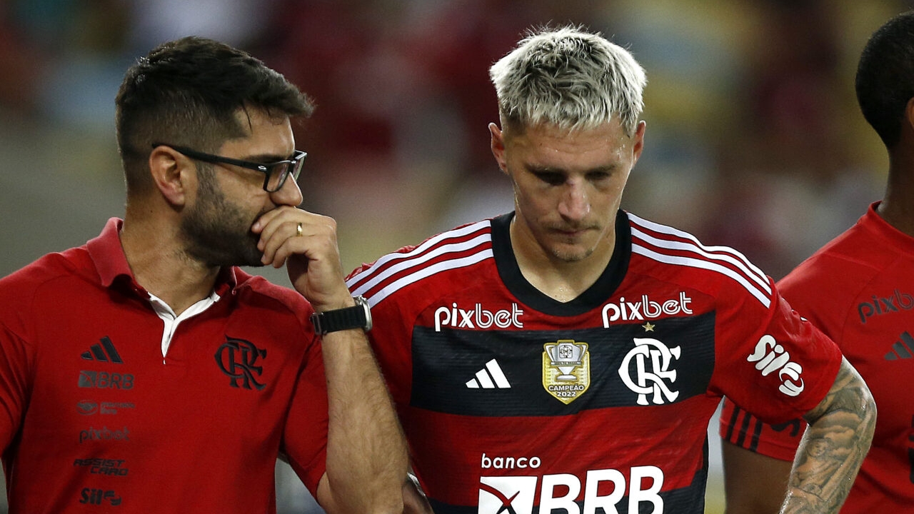 Flamengo divulga situação de Varela após lesão no ligamento do joelho Lorena Bueri