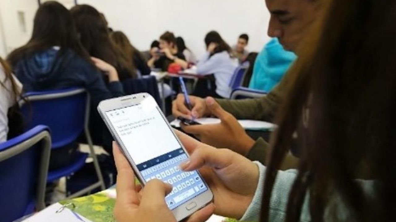 Projeto de Lei é protocolado na Câmara para proibir celulares em aulas externas de escolas públicas Lorena Bueri