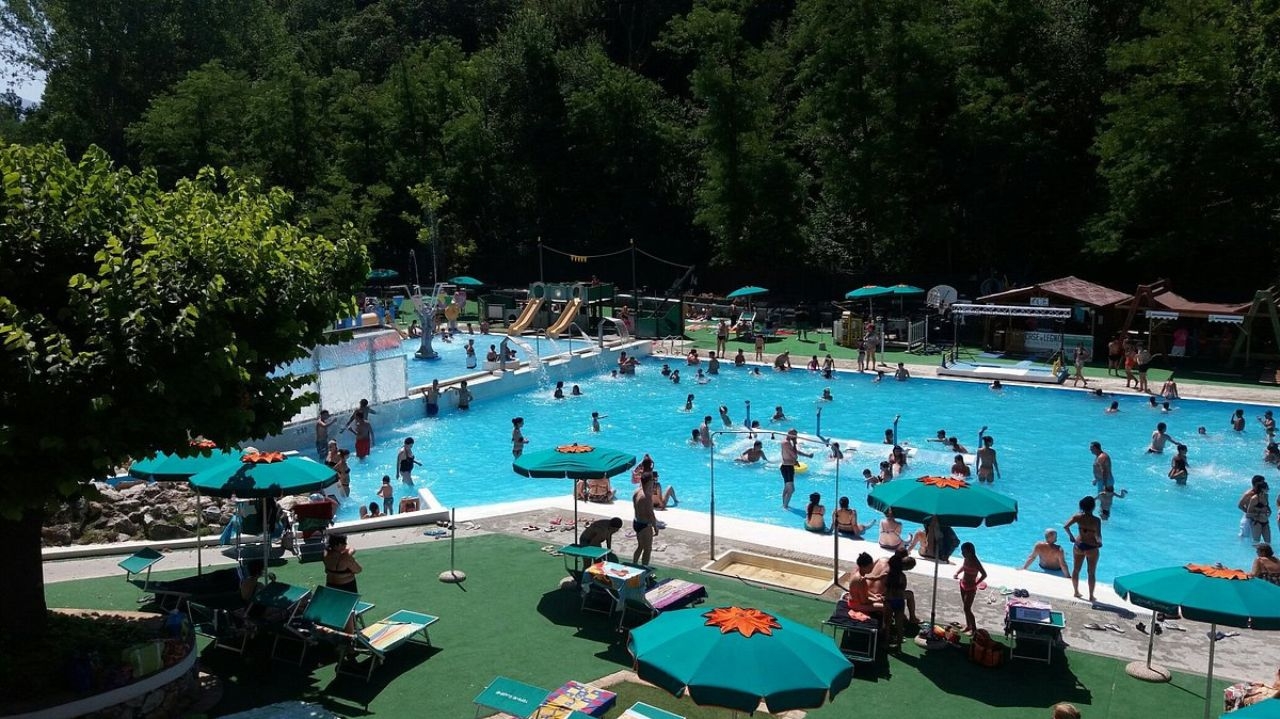 Criança de oito anos morre após ser sugada por ralo de piscina em parque aquático na Itália Lorena Bueri