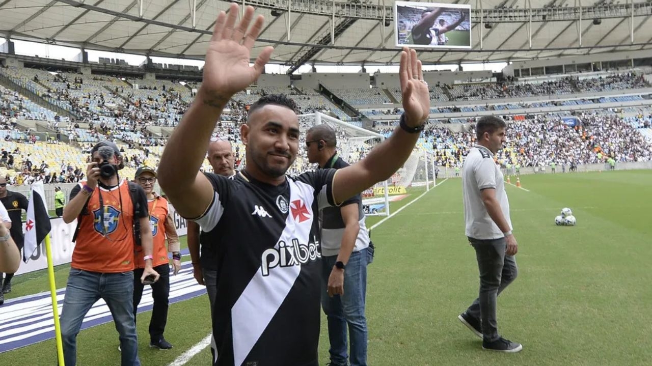 Dimitry Payet é recebido com festa no Maracanã Lorena Bueri