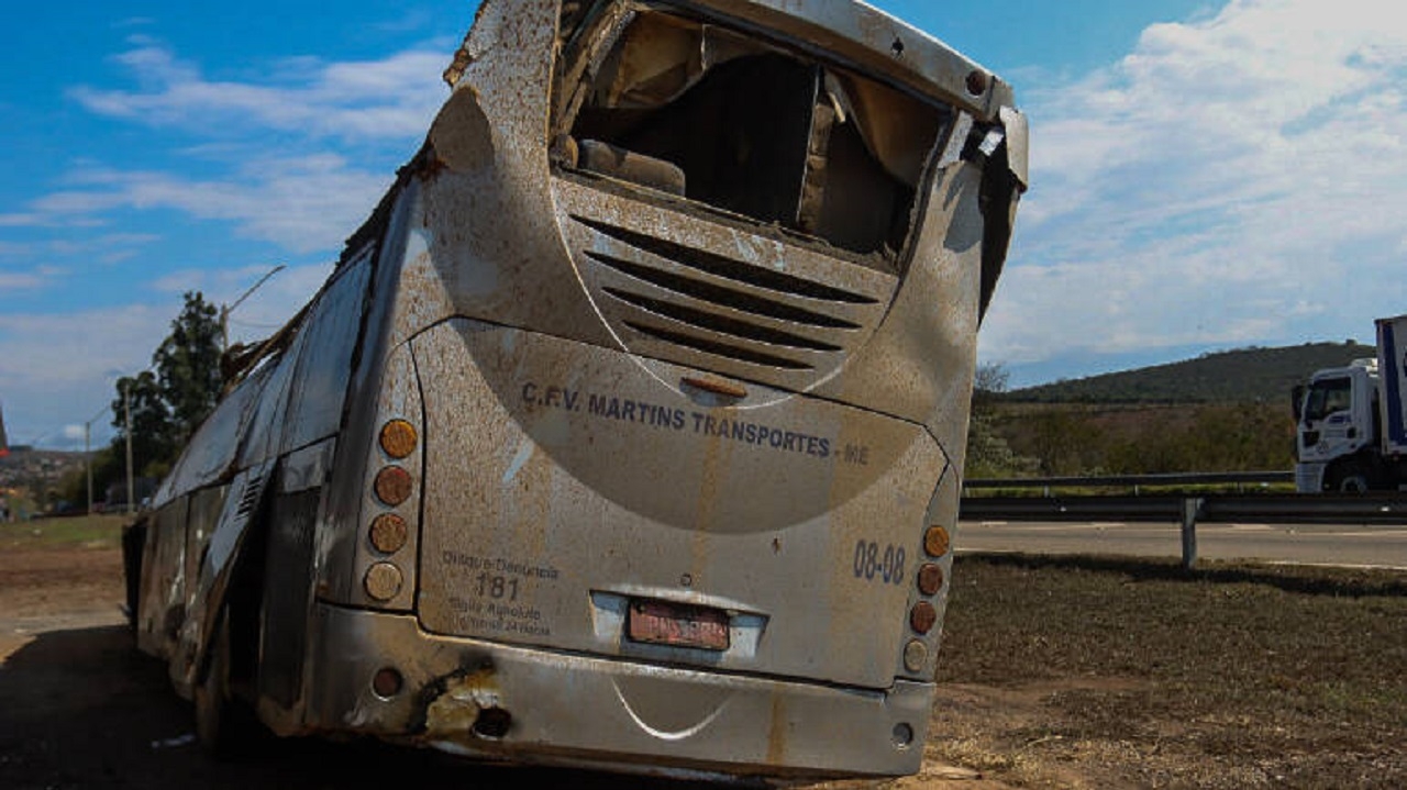 ANTT confirma que ônibus que capotou com torcedores do Corinthians era irregular Lorena Bueri