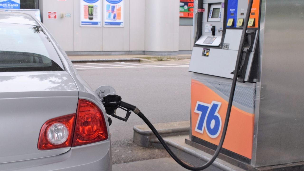 Segundo levantamento, gasolina tem aumento de 6,3% e diesel de 12,8% Lorena Bueri