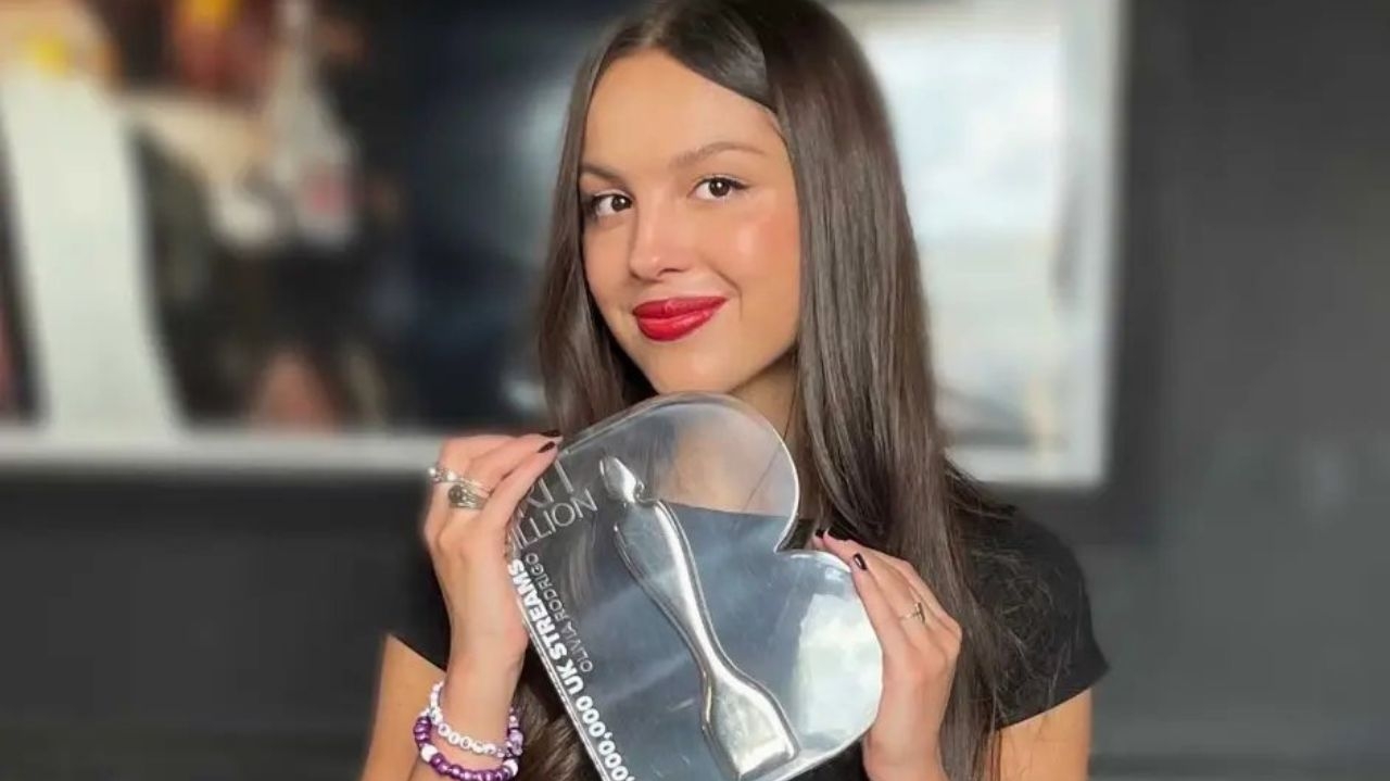 Olivia Rodrigo torna-se artista mais jovem a receber o BRIT Billion Award  Lorena Bueri