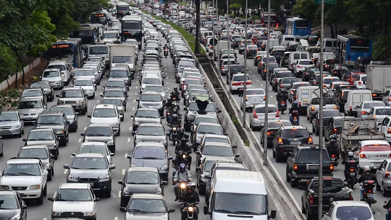 Nova era no trânsito de São Paulo: prefeitura instala primeiros semáforos inteligentes  Lorena Bueri