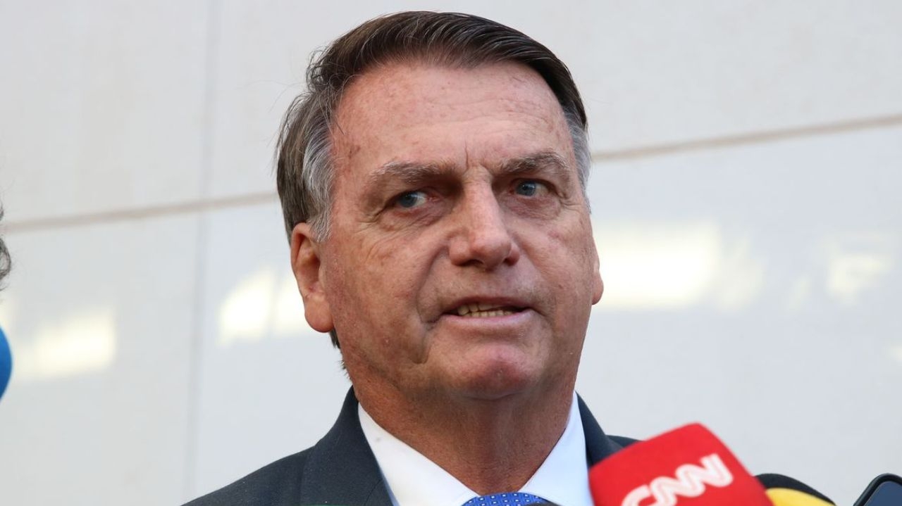 Jair Bolsonaro é internado para exames de rotina  Lorena Bueri