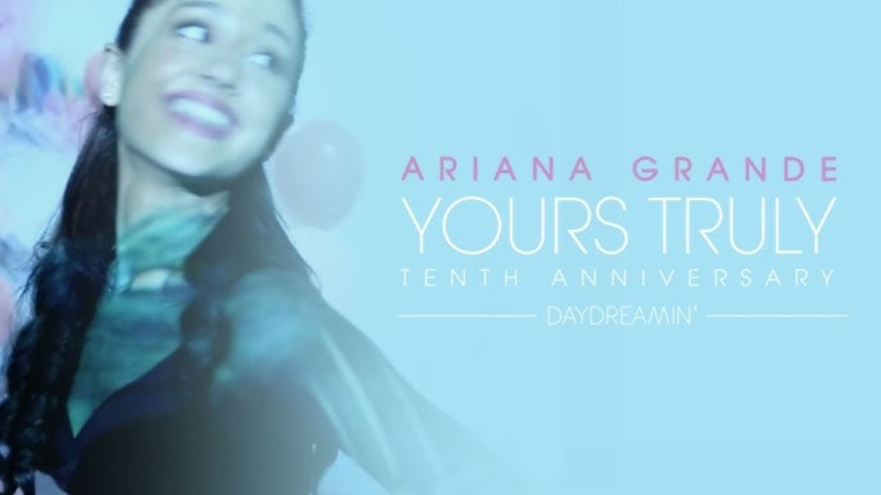 Ariana Grande comemora 10 anos de 'Yours Truly' com regravações do álbum Lorena Bueri