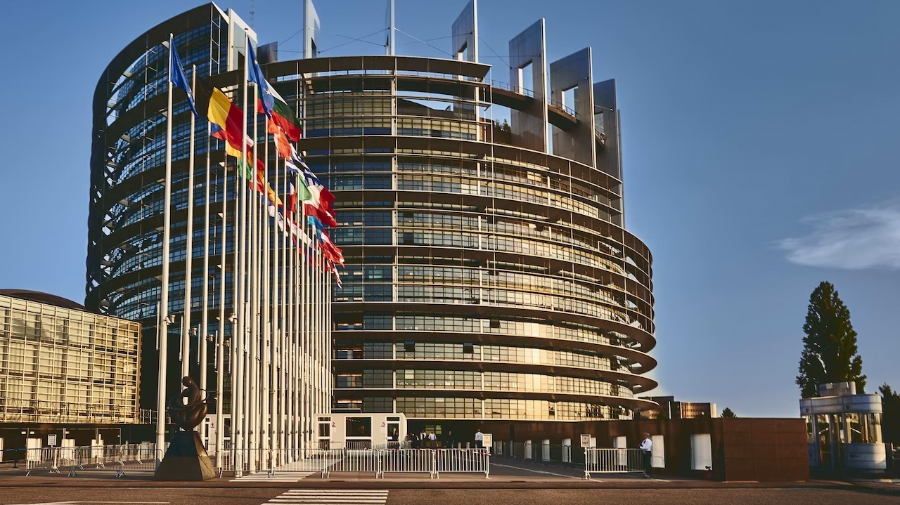 Nova diretriz da União Europeia impõe restrições sobre as Big Techs Lorena Bueri