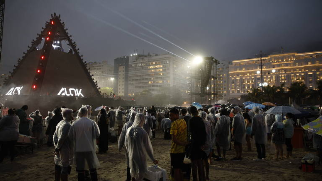 Tumultos, furtos e transporte lotado marcaram fim do show do Alok em Copacabana Lorena Bueri