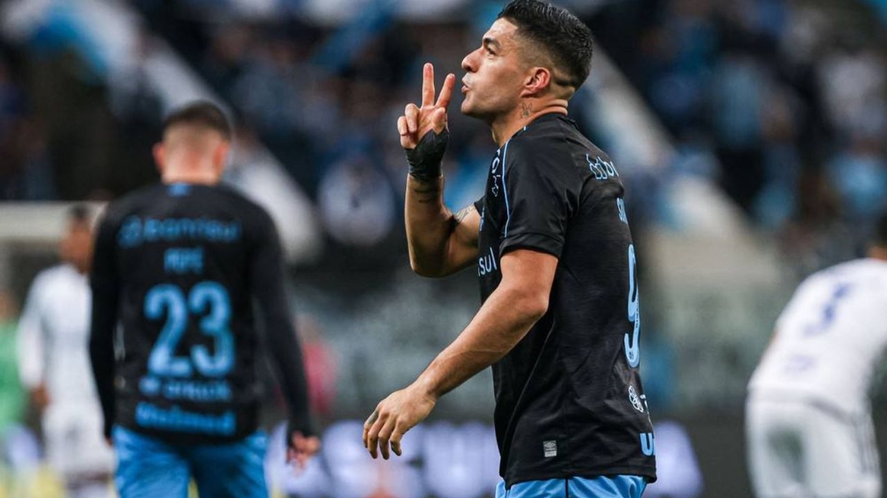 Luis Suárez encerra jejum de oito jogos sem marcar gols pelo Grêmio Lorena Bueri