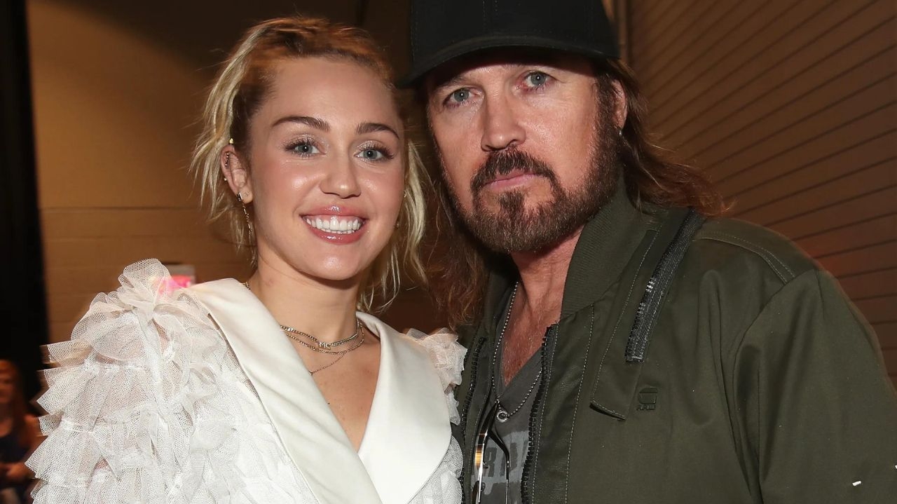 Miley Cyrus abre o jogo sobre relação com o pai Billy Ray  Lorena Bueri