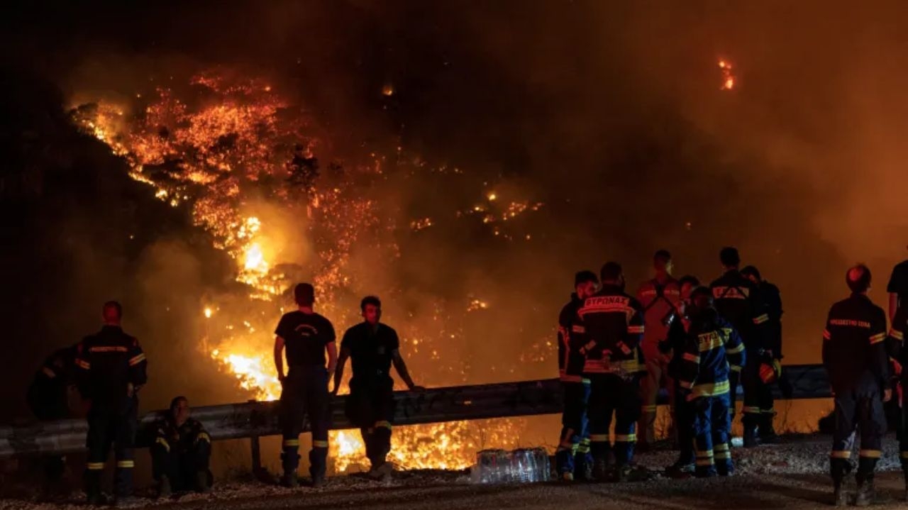 Incêndio florestal na Grécia é o maior já registrado pela União Europeia Lorena Bueri