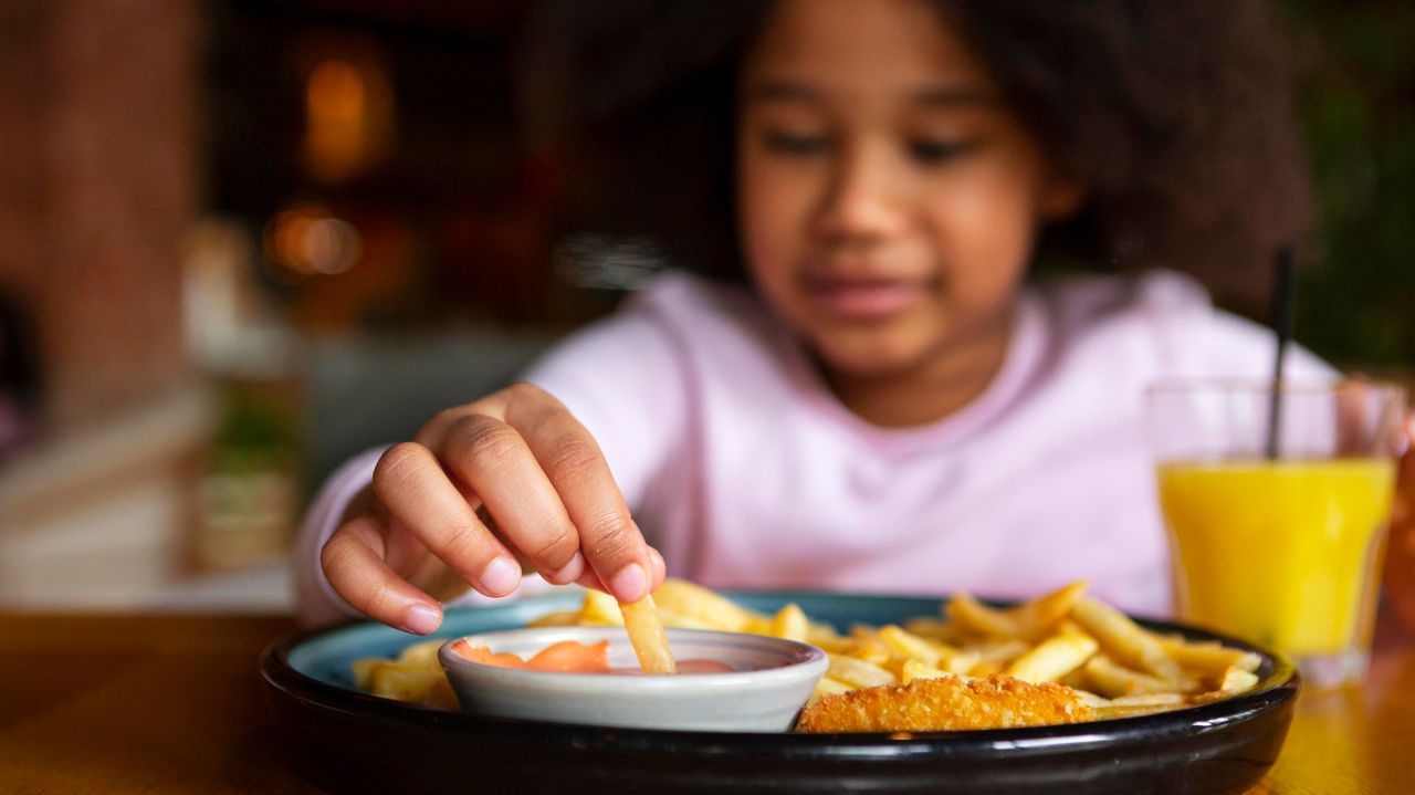 Alimentação: pediatra dá dicas de como lidar com colesterol alto na infância Lorena Bueri