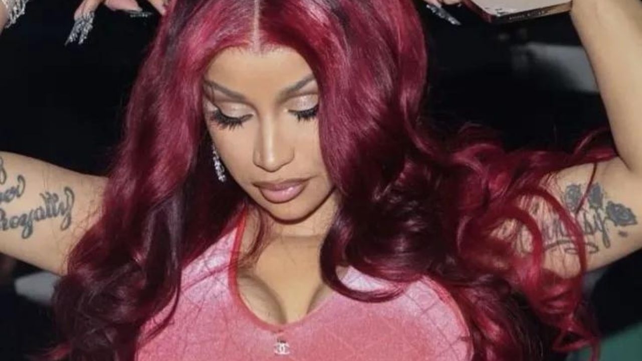 Cherry Cola Hair vira coloração tendência com vermelho coca-cola Lorena Bueri