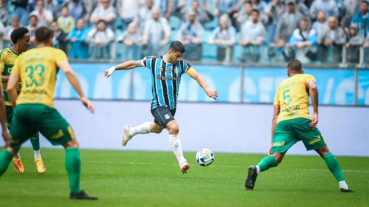 Suárez marca outra vez e garante vitória do Grêmio sobre o Cuiabá Lorena Bueri