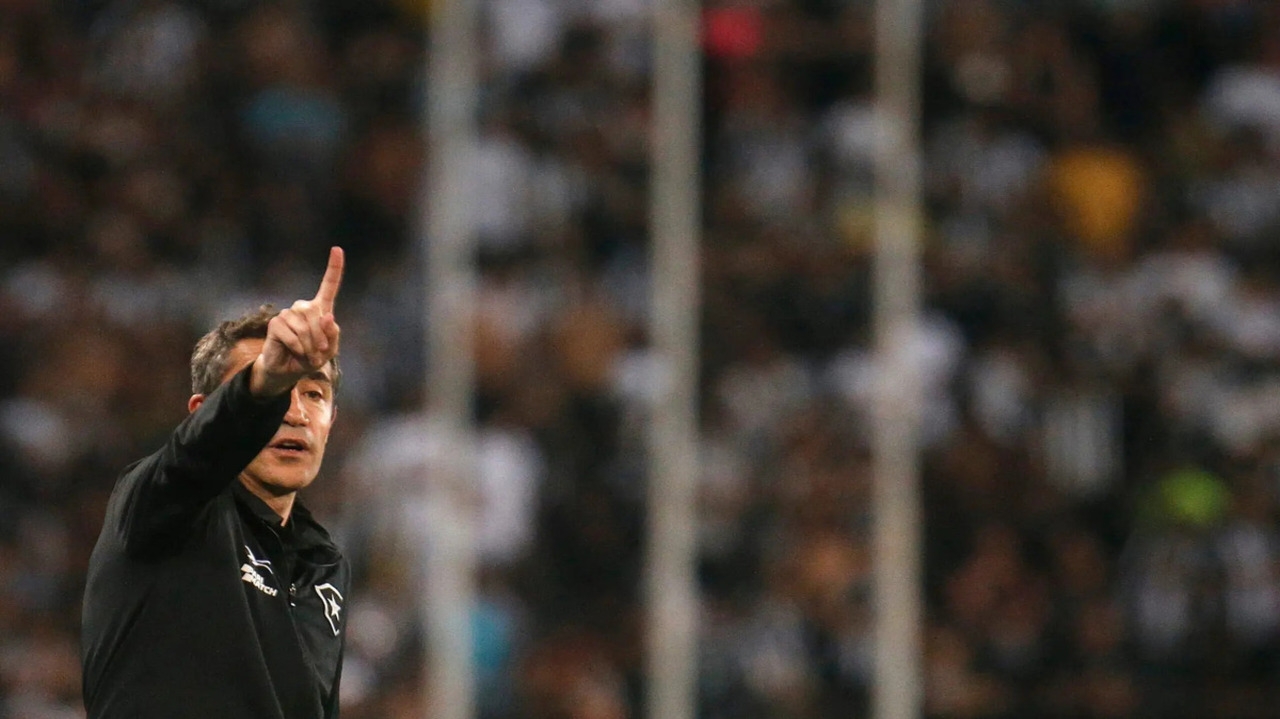 Botafogo enfrenta desafios após derrota para o Flamengo e expulsão de Gabriel Pires Lorena Bueri