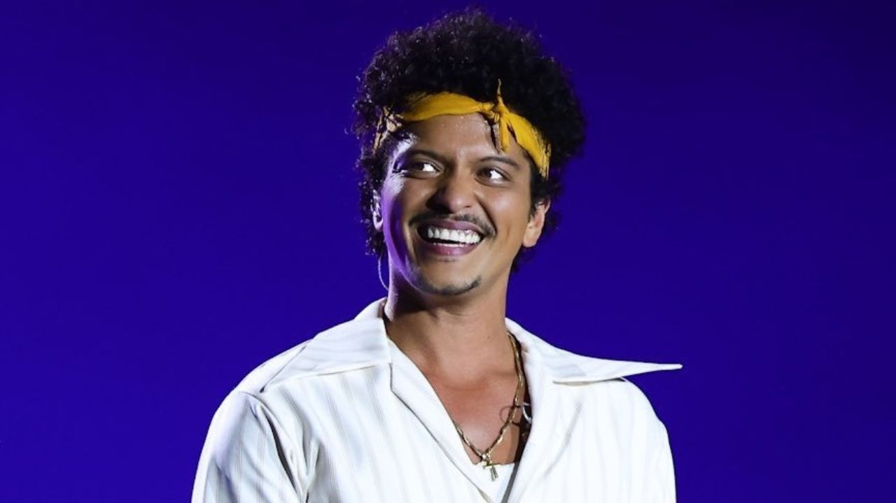 The Town: Bruno Mars levanta o público em suas músicas, danças e frases em português Lorena Bueri