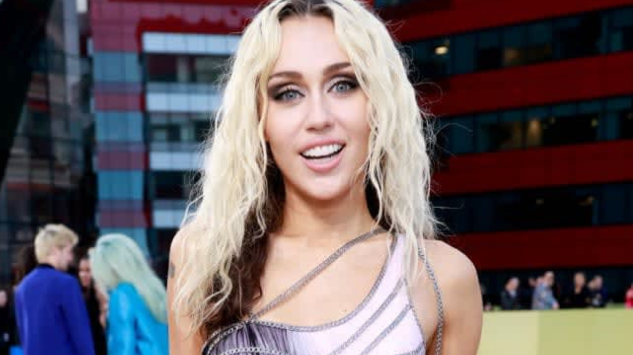 Irmãos de Miley Cyrus não comparecem ao casamento da mãe e cantora fica chateada Lorena Bueri