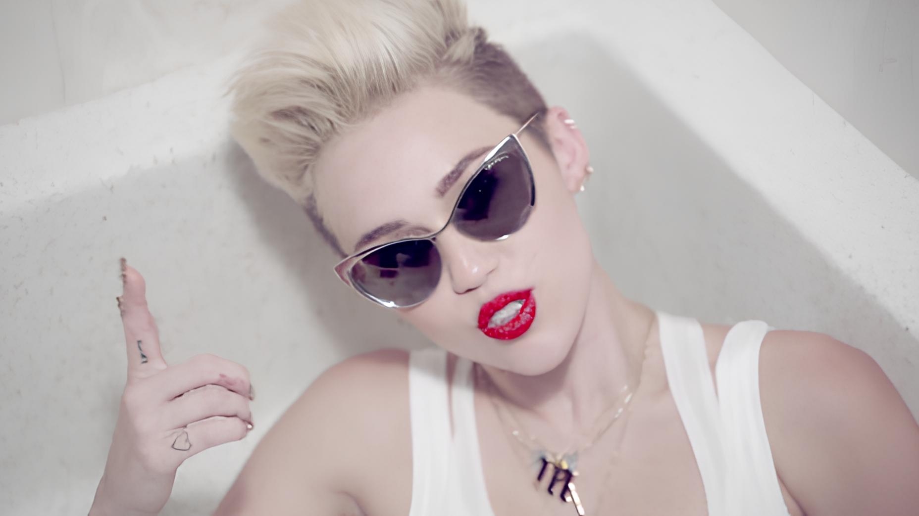 Miley Cyrus revela em 'Used to Be Young' que financiou completamente a Bangerz Tour em 2014 Lorena Bueri