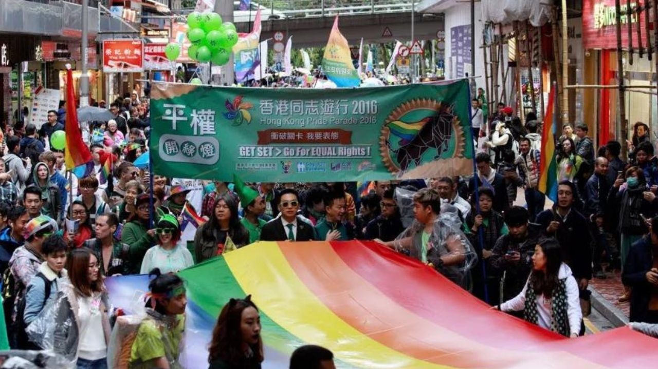  Casamento gay deve ser reconhecido pelo governo, decide justiça de Hong Kong Lorena Bueri