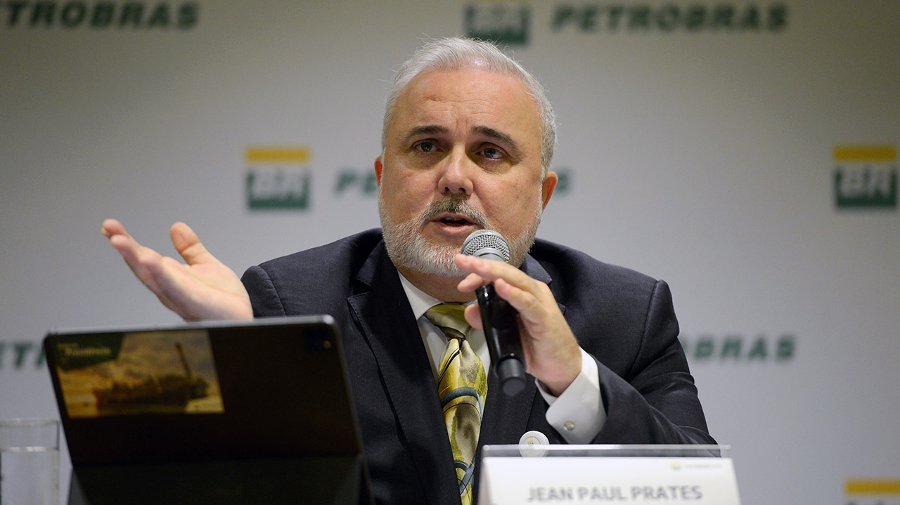 Presidente da Petrobras defende fiscalização de preços de combustíveis Lorena Bueri