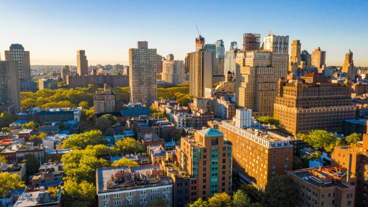 Prefeitura de Nova Iorque aprova lei que proíbe aluguéis de curto período  Lorena Bueri