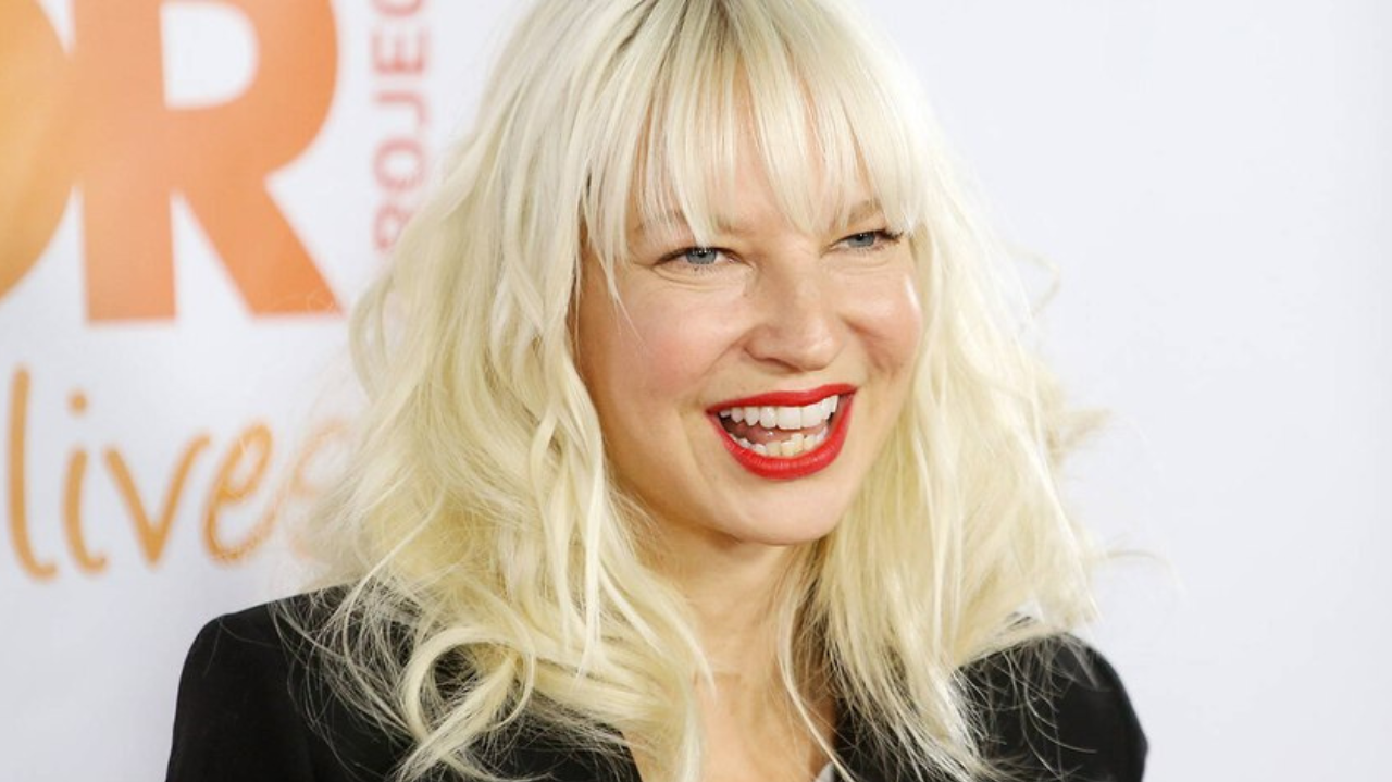 Sia está de volta e anuncia single 'Gimme Love' para este mês Lorena Bueri