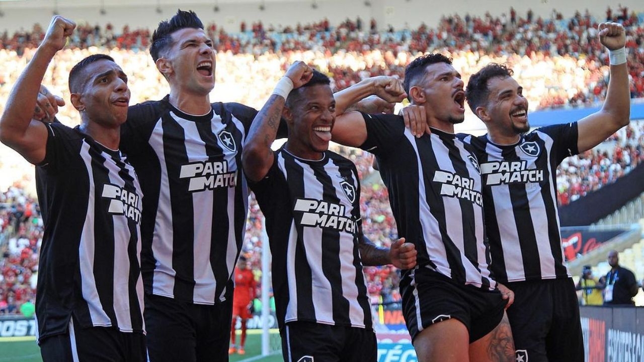 Botafogo pode igualar pontuação de cinco campeões brasileiros caso vença os jogos no Nilton Santos Lorena Bueri