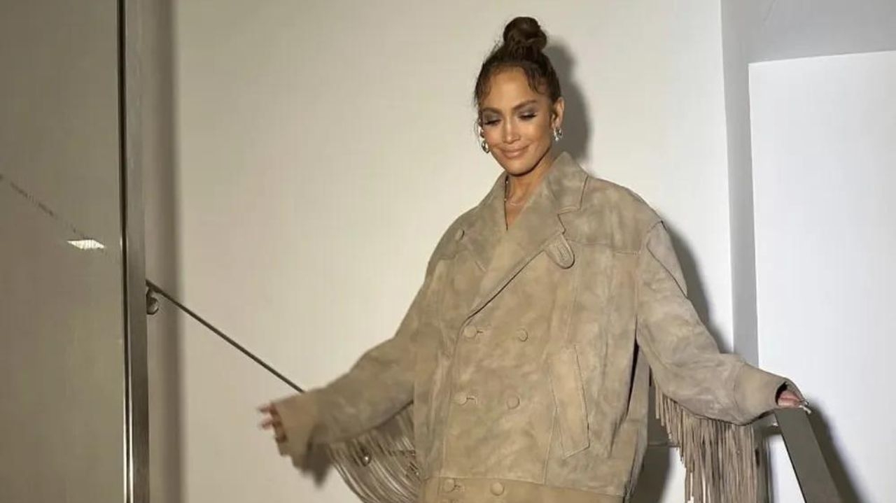 NYFW: Jennifer Lopez inova sem peça considerada importante para o desfile Lorena Bueri