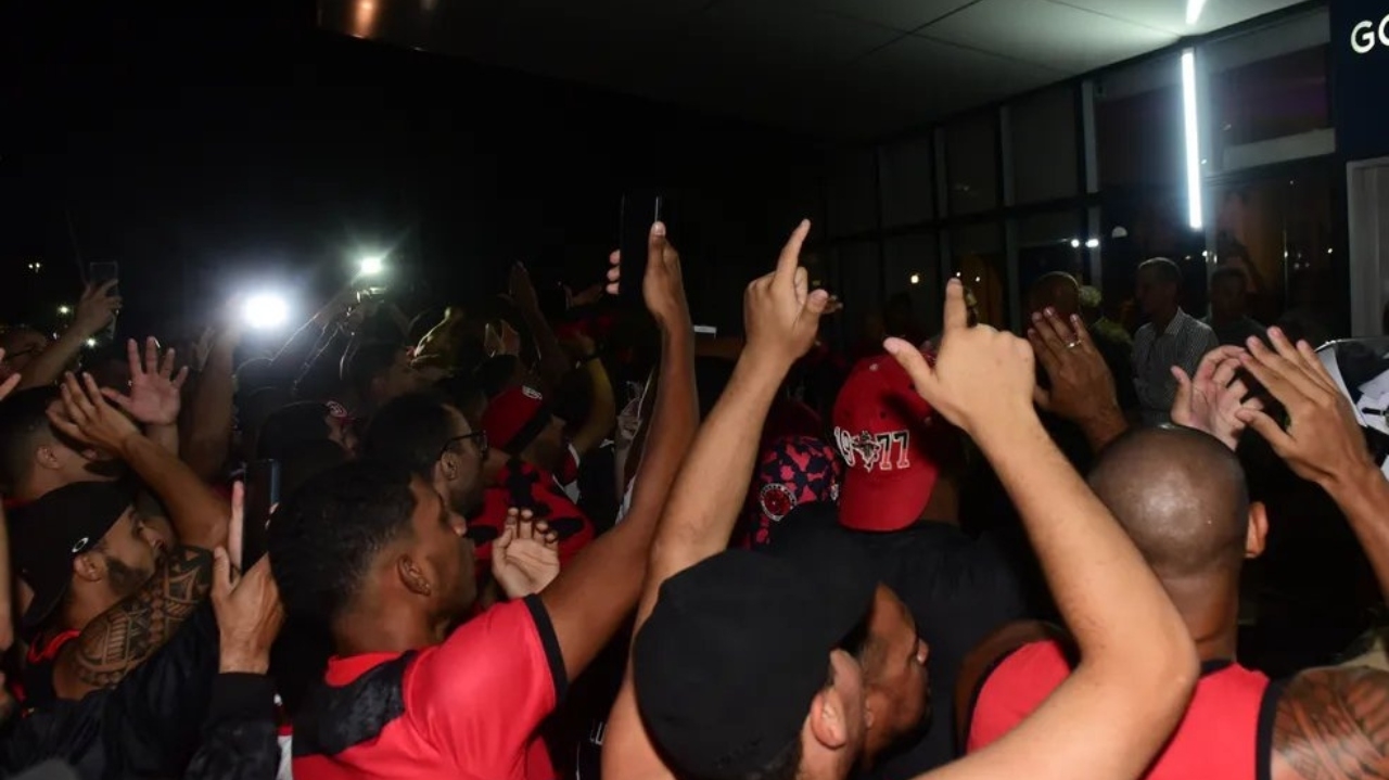 Flamengo chega ao Espírito Santo com clima tenso e protestos de torcedores  Lorena Bueri