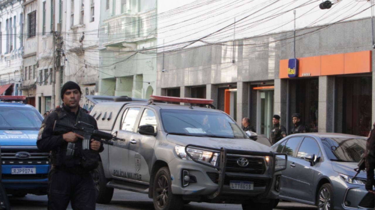 Assalto a banco: grupo de assaltantes faz refém em agência do Itaú, no Rio Lorena Bueri