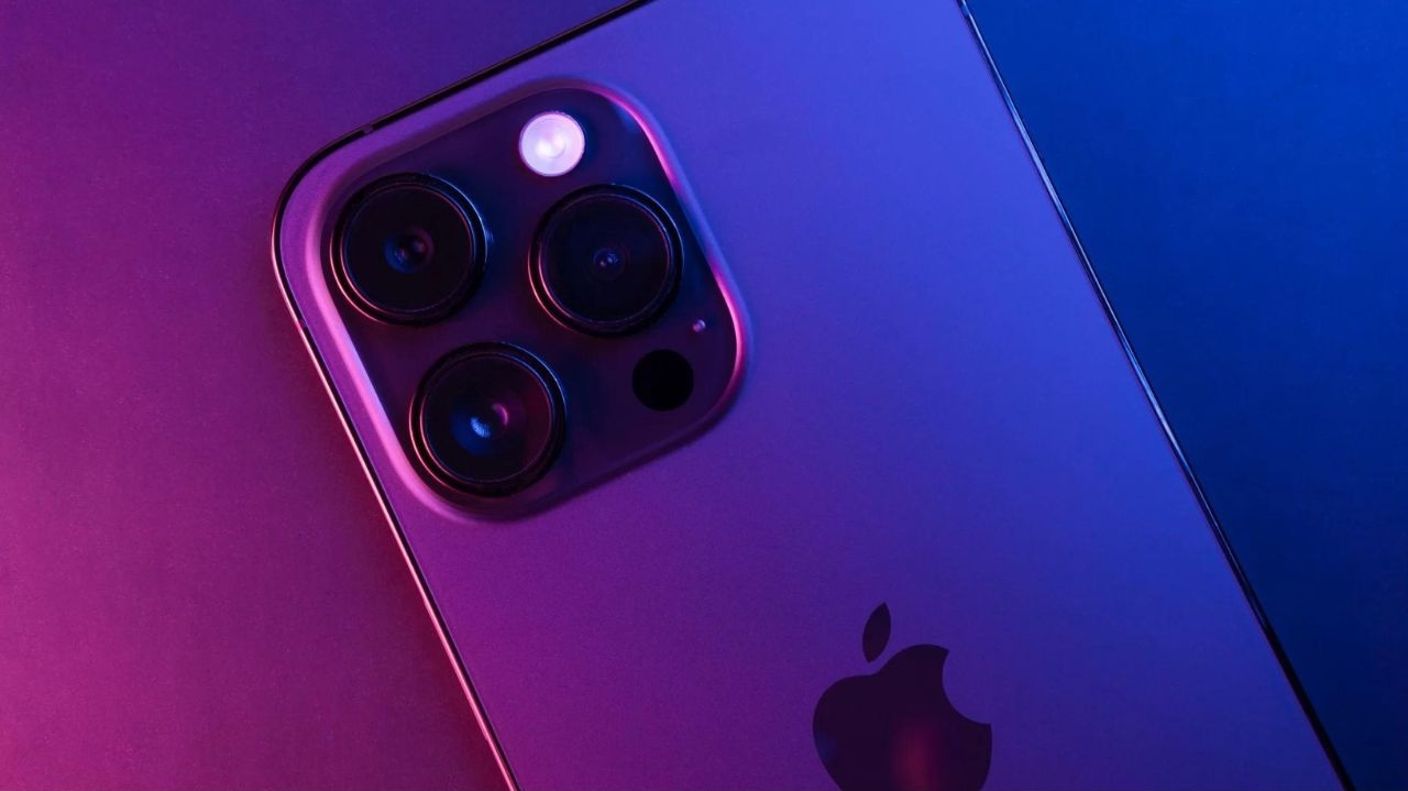 iPhone 15 Pro Max: Apple adia entregas para novembro devido à alta demanda Lorena Bueri