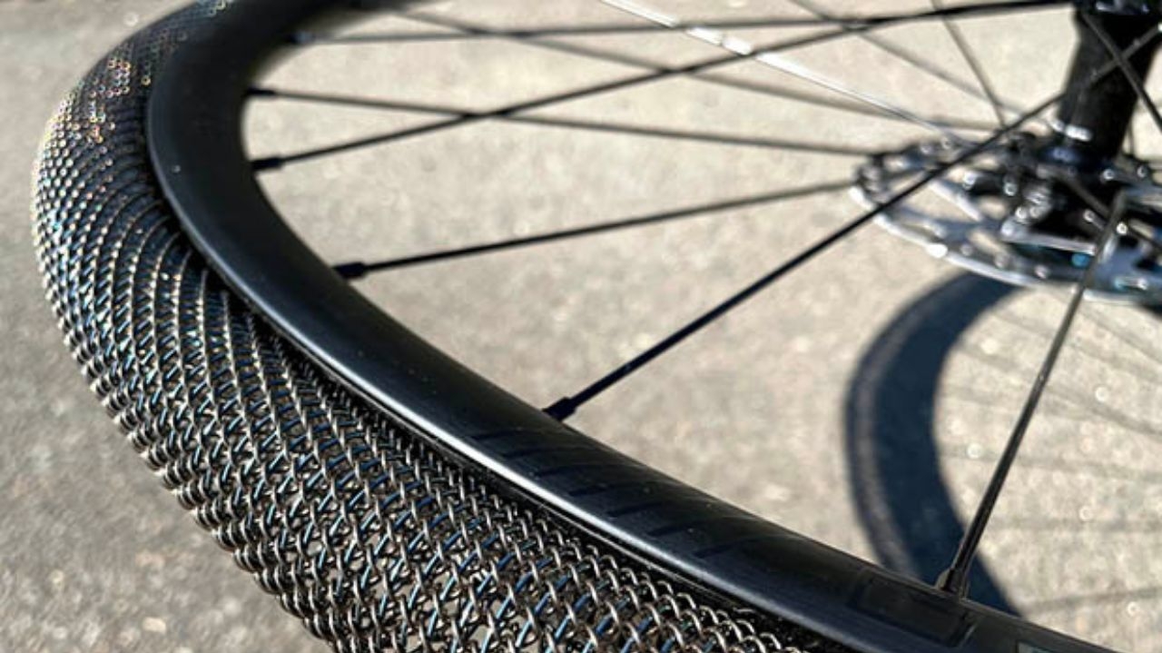 Revolução nas bicicletas: startup introduz pneus sem ar com tecnologia da Nasa Lorena Bueri