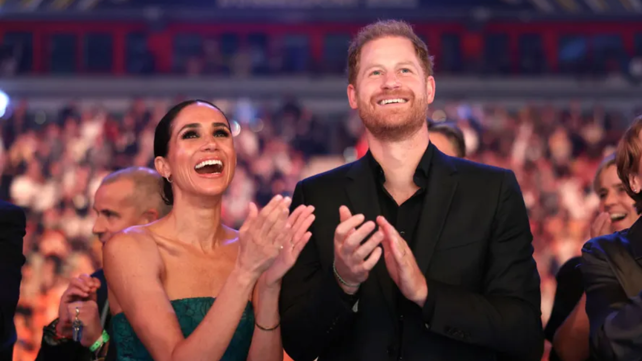 Meghan Markle e princípe Harry esbanjam animação na final de torneio esportivo na Alemanha Lorena Bueri