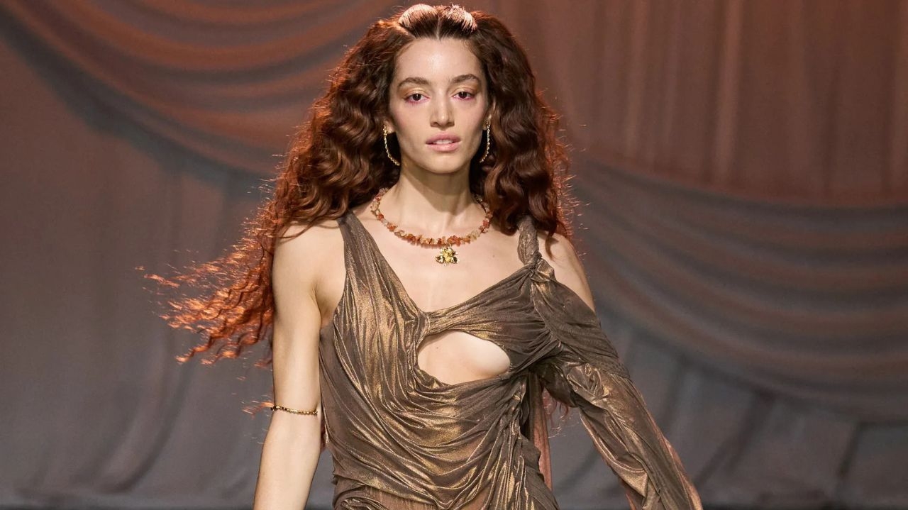 Amor-próprio e mitologia: Di Petsa deslumbra na semana de moda de Londres Lorena Bueri