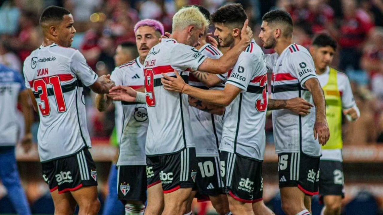 São Paulo vence Flamengo e da passo importante para título inédito  Lorena Bueri
