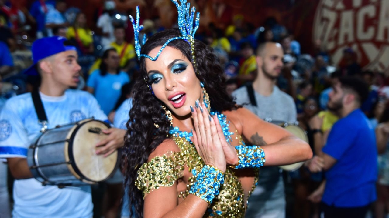 Carla Prata usa look deslumbrante durante ensaio de escola de samba  Lorena Bueri