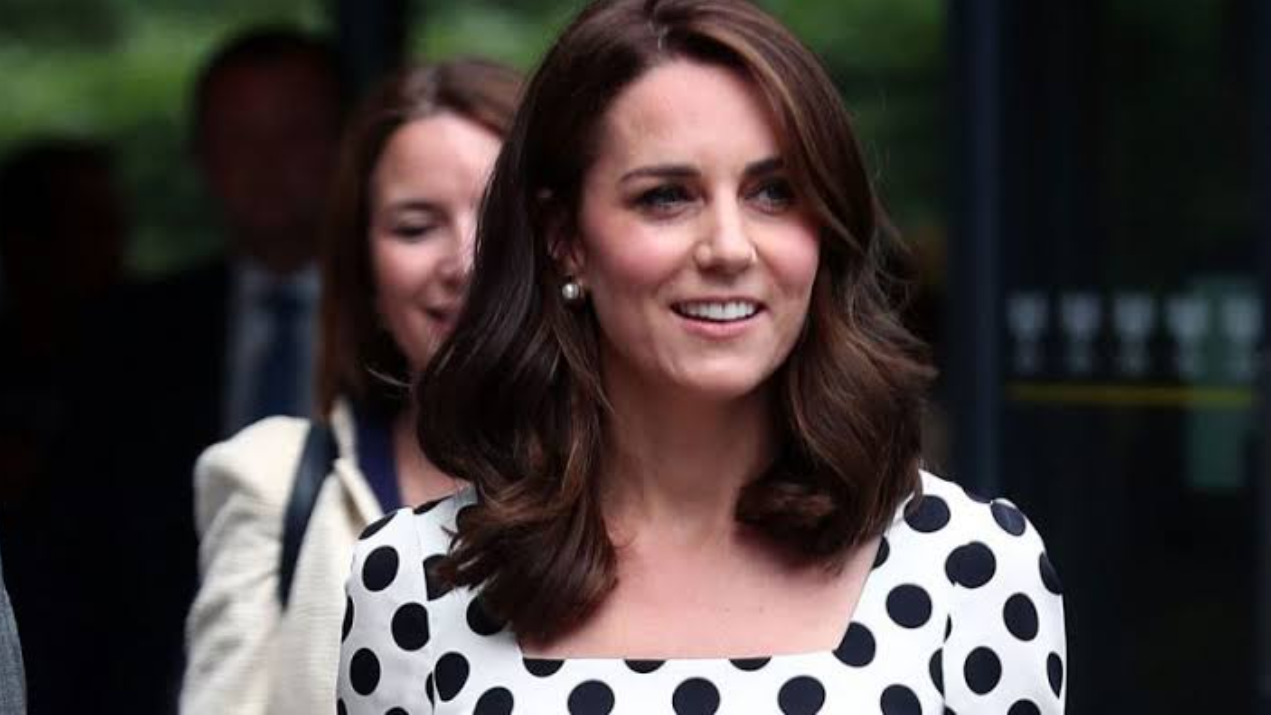 Kate Middleton chama atenção ao usar vestidos de bolinhas com frequência Lorena Bueri