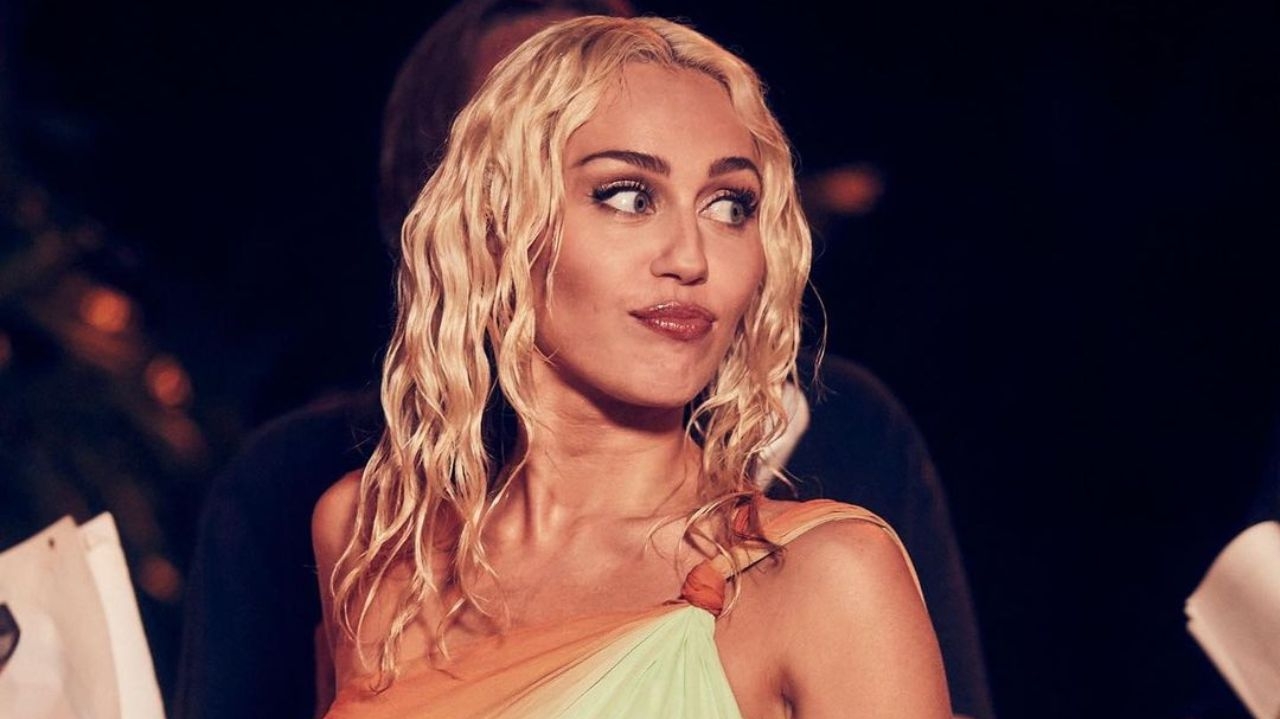 Miley Cyrus alcança 800 milhões de reproduções em 'Wrecking Ball' no Spotify Lorena Bueri