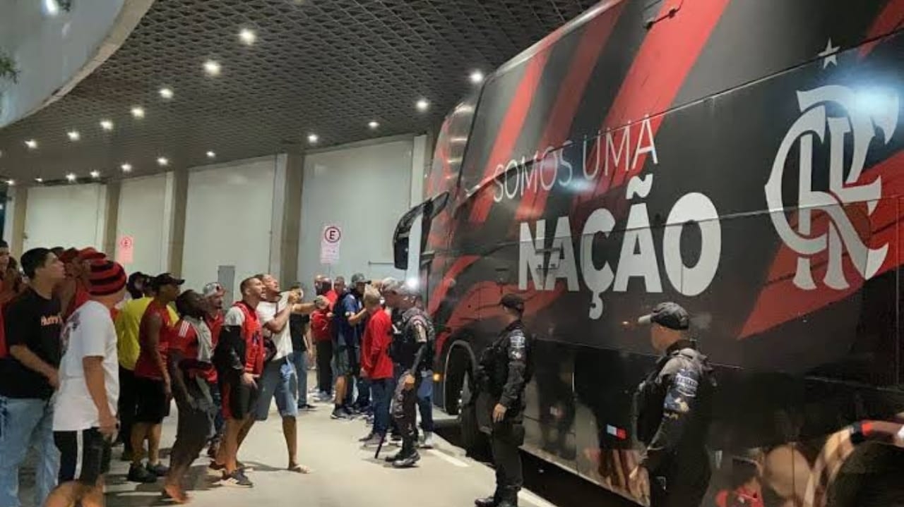 Com segurança reforçada, Flamengo chega ao Rio sem protestos  Lorena Bueri