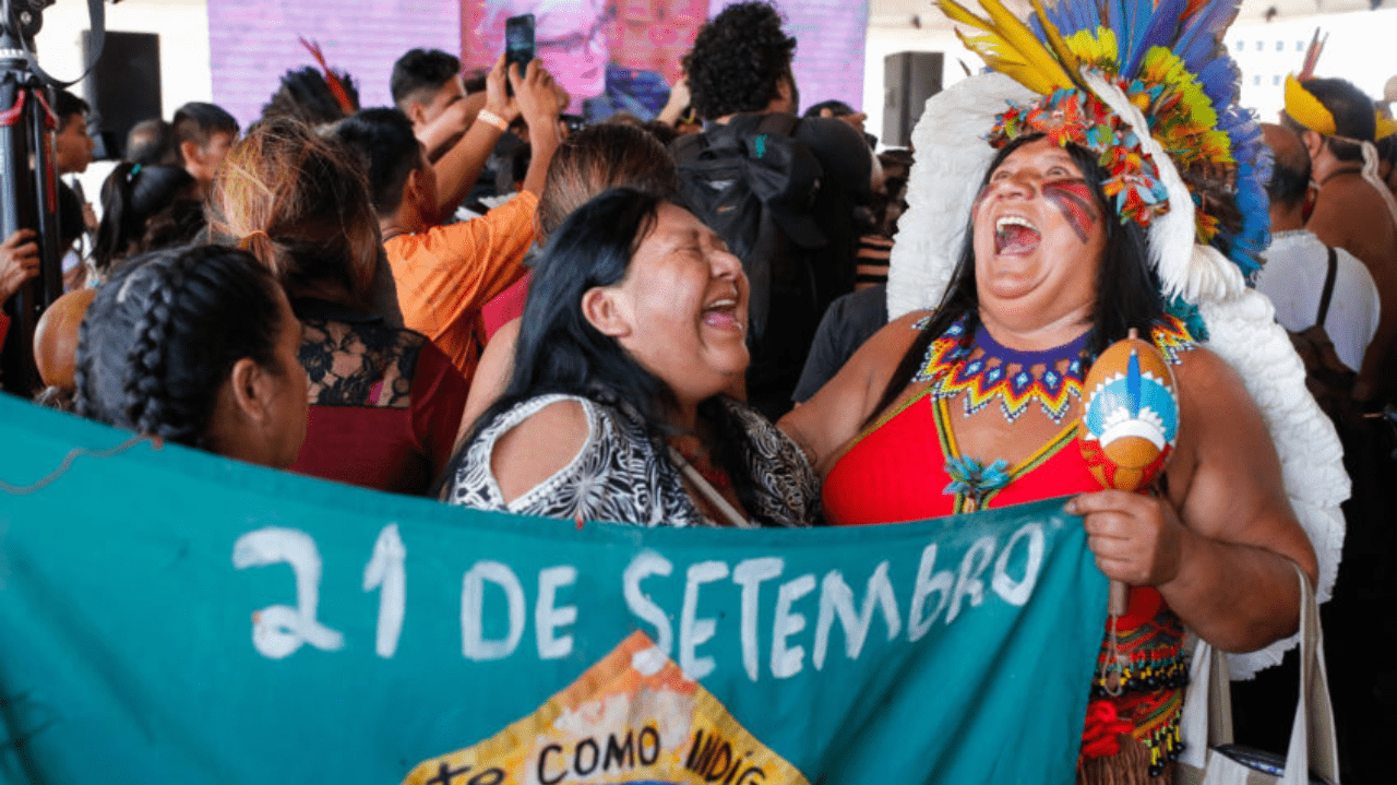 Indígenas celebram derrubada de marco temporal para demarcação de terras Lorena Bueri