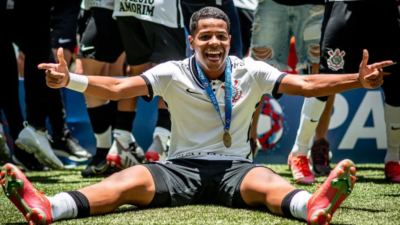 Wesley driblando jogador do Grêmio em jogo do Brasileiro Sub-20