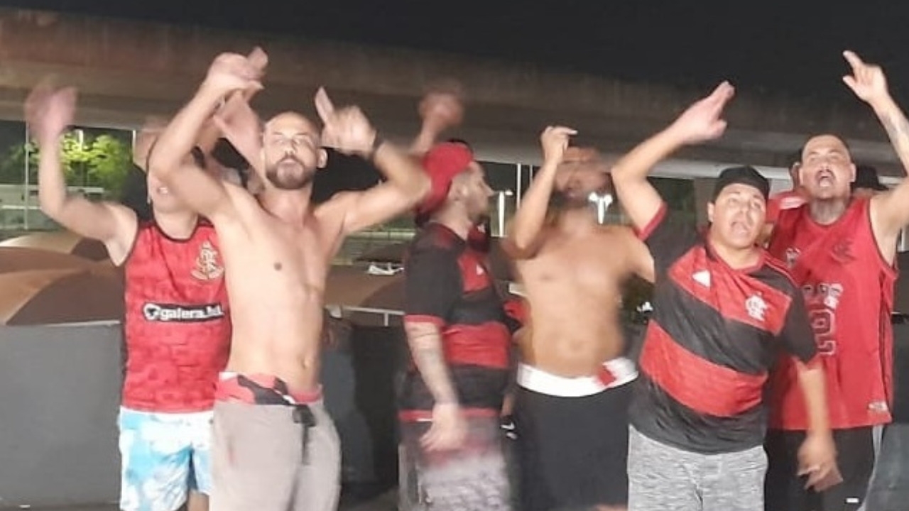 Torcedores do Flamengo vão até o aeroporto criticar o elenco Lorena Bueri