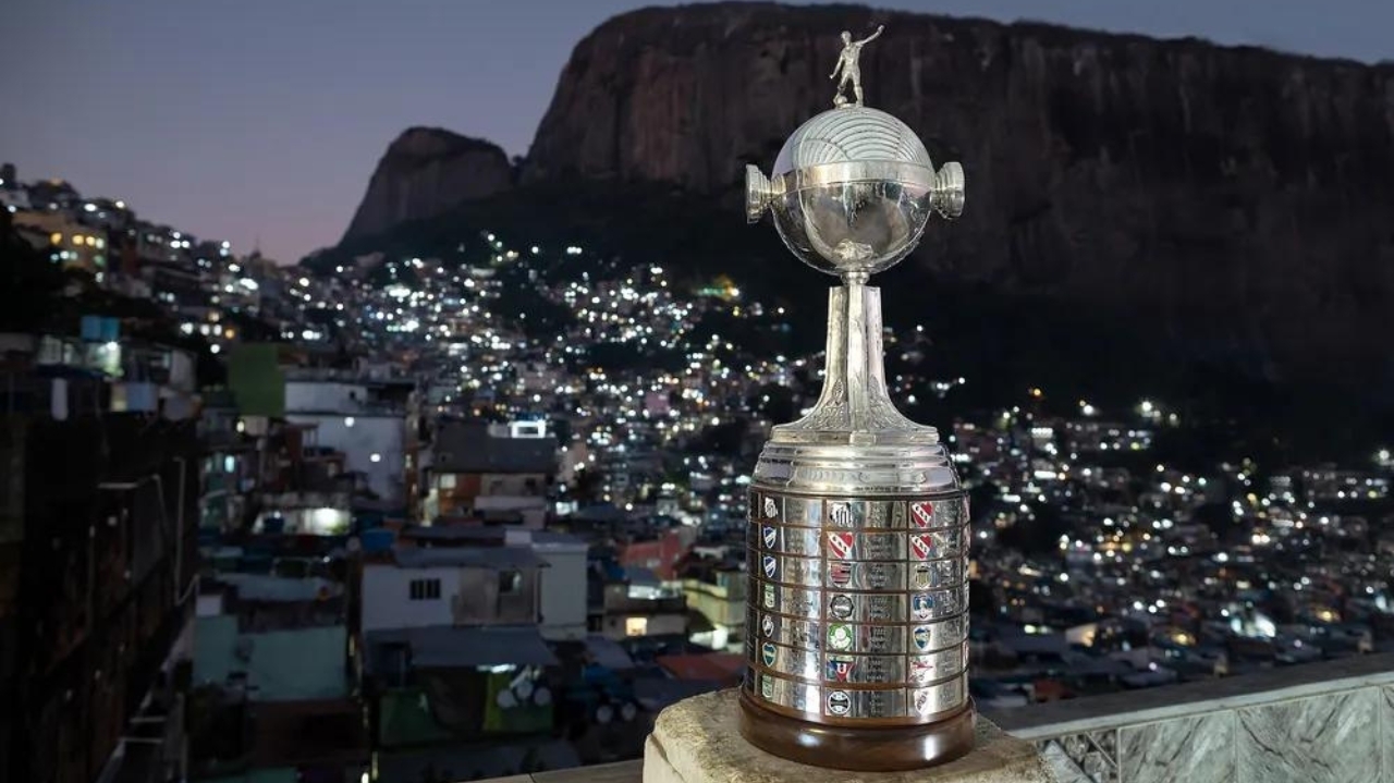 Conmebol promove ação especial e leva a Taça da Libertadores ao Rio de Janeiro Lorena Bueri
