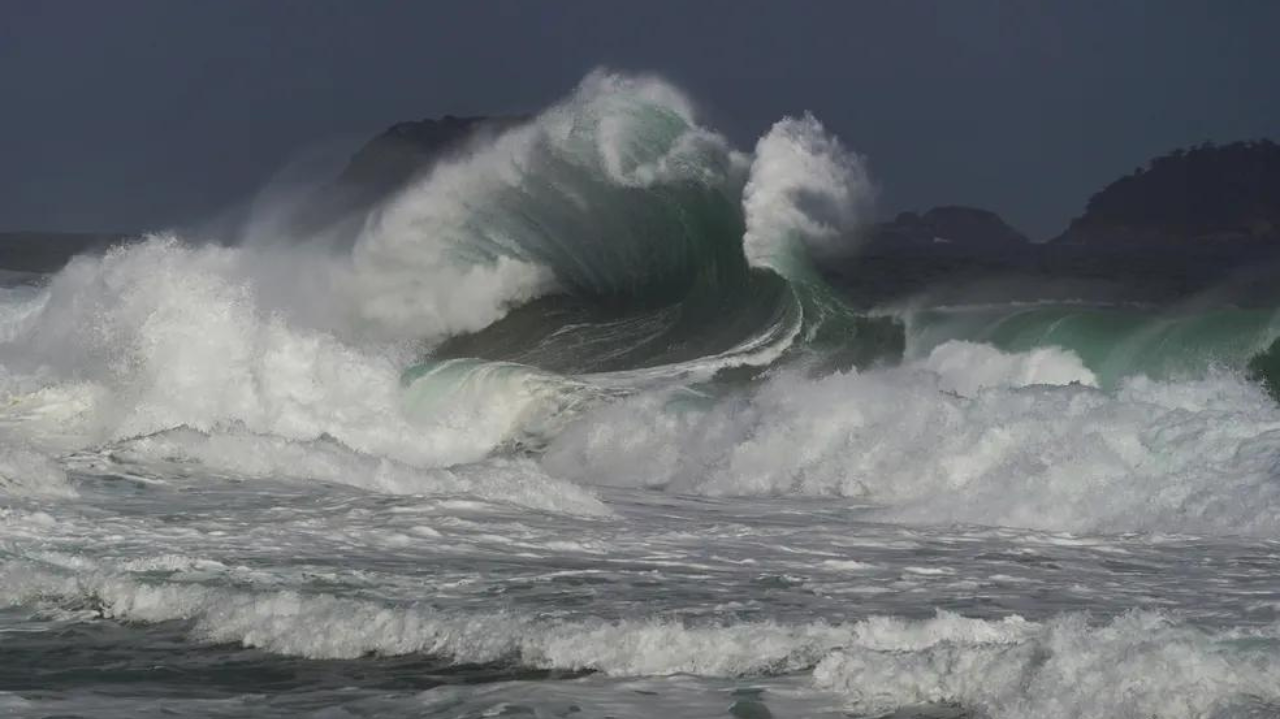 Marinha libera sinal de alerta para ondas de até 3 metros no litoral Norte de SP Lorena Bueri